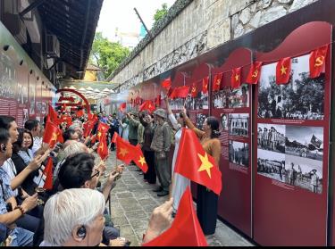 Hoạt cảnh tái hiện không khí Hà Nội ngày giải phóng.