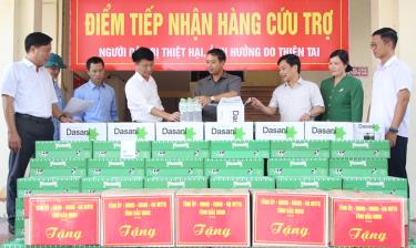 Đồng chí Nguyễn Việt Oanh trao tặng quà cho người dân vùng lũ phường Vân Hà.