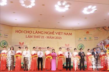 Đại biểu cắt băng khai mạc Hội chợ Làng nghề Việt Nam lần thứ 21 năm 2025.