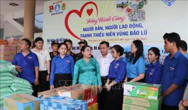 Bà Hồ Thị Cẩm Đào, Phó Bí thư Thành ủy, Chủ tịch Ủy ban MTTQ Việt Nam thành phố Cần Thơ đến thăm, động viên lực lượng chuyển nhu yếu phẩm.