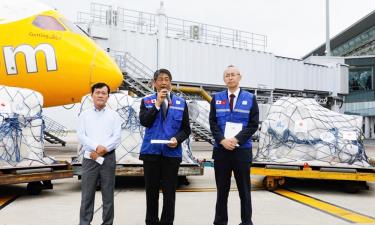 Đại diện Việt Nam và Nhật Bản tại buổi lễ bàn giao hàng cứu trợ khẩn cấp ngày 13/10.