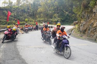 Rất nhiều du khách quốc tế đã chọn hành trình khám phá Hà Giang bằng xe máy qua những cung đường đèo uốn lượn. Ảnh: Khánh Hoà/TTXVN