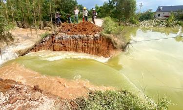 Xã Tiên Lục mở đê bối Cống Lỉnh, thôn Gai Bún để xả nước từ đồng ra sông Thương.