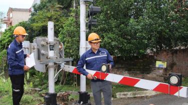 Công nhân cung thông tin tín hiệu đường sắt Bắc Giang kiểm tra động cơ cần chắn sau khi sửa chữa tại Km48+120 qua phường Đa Mai. Ảnh: Mai Toan