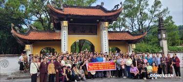 Tua du lịch chuyên đề “Khám phá di sản thế giới Côn Sơn, Kiếp Bạc” với đoàn khách đầu tiên gồm 220 người.