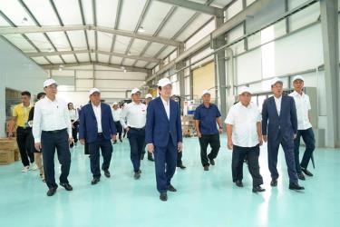 Nguyên Chủ tịch nước Trương Tấn Sang, Phó thủ tướng Chính phủ Nguyễn Chí Dũng và các đại biểu khảo sát tại Khu công nghiệp hỗ trợ Nam Hà Nội.