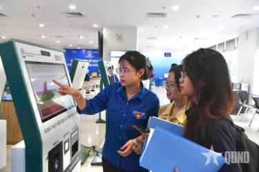 Người dân trải nghiệm chuyển đổi số tại Trung tâm Phục vụ hành chính công TP Hà Nội. Ảnh: THÁI HƯNG