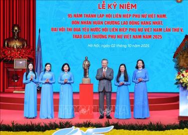 Tổng Bí thư Tô Lâm tặng bức tượng Chủ tịch Hồ Chí Minh cho Hội Liên hiệp Phụ nữ Việt Nam. Ảnh: TTXVN