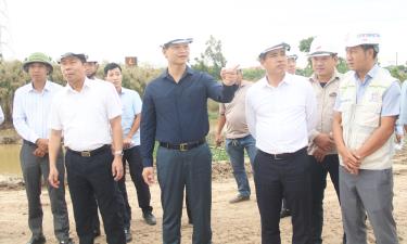 Đồng chí Vương Quốc Tuấn kiểm tra dự án cầu Kênh Vàng.