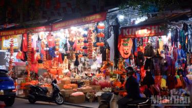 Các cửa hàng dọc phố Hàng Mã trang hoàng lung linh.
