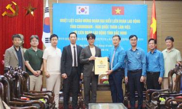 Lãnh đạo Liên đoàn Lao động tỉnh Bắc Ninh trao quà lưu niệm cho Liên đoàn Lao động tỉnh Chungnam (Hàn Quốc).