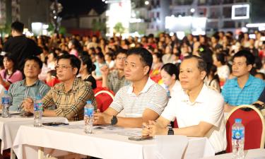 Đồng chí Mai Sơn (đầu tiên, từ phải sang) dự và chỉ đạo tại điểm cầu phường Bắc Giang.