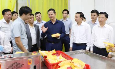 Đồng chí Vương Quốc Tuấn thăm dây chuyền chế biến nông sản của Công ty Cổ phần xuất nhập khẩu thực phẩm Toàn Cầu.