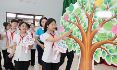 Học sinh Trường Trung học cơ sở Đa Mai số 1 (phường Đa Mai) gửi thông điệp về bình đẳng giới, bảo vệ quyền trẻ em gái tại lễ phát động.