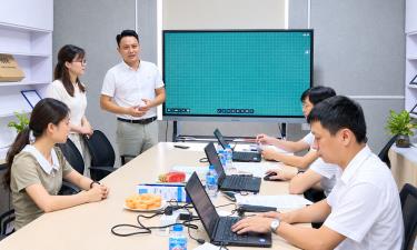 Đoàn công tác Bảo hiểm xã hội thành phố Bắc Ninh kiểm tra việc thực hiện chính sách bảo hiểm tại một doanh nghiệp trên địa bàn xã Tân Dĩnh.