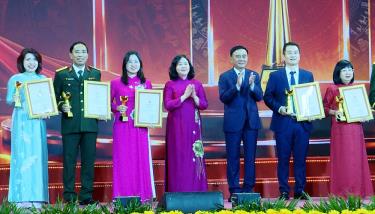 
Các đồng chí Trần Cẩm Tú, Bùi Thị Minh Hoài trao giải A cho các tác giả, nhóm tác giả.


