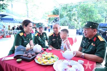 Phóng viên Báo Quân đội nhân dân (ngoài cùng, bên trái) phỏng vấn các cựu chiến binh Mặt trận Vị Xuyên, tháng 7-2026. Ảnh: TRỌNG HẢI