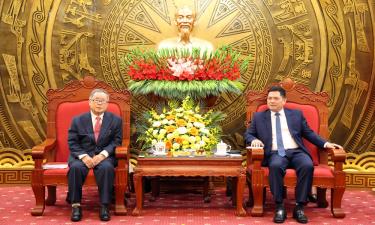 
Bí thư Thành ủy Nguyễn Hồng Thái trao đổi thông tin với Chủ tịch Tập đoàn Y tế Seishokai.