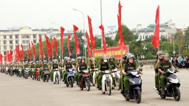 Cán bộ, chiến sĩ Công an tỉnh ra quân đợt cao điểm tấn công, trấn áp tội phạm Ảnh: TUYẾT MAI.