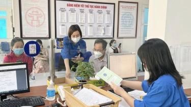 uổi trẻ Bảo hiểm xã hội quận Hà Đông (Hà Nội) hỗ trợ người dân làm thủ tục hành chính (Ảnh: nhandan.vn).

