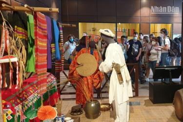 Đoàn khách quốc tế tham quan Bảo tàng Dân tộc học (Ảnh: T.LINH)