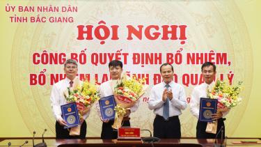 Đồng chí Mai Sơn trao quyết định cho các đồng chí được bổ nhiệm, bổ nhiệm lại.