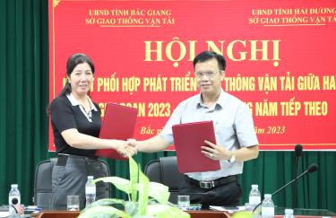 Lãnh đạo Sở GTVT tỉnh Bắc Giang, Sở GTVT tỉnh Hải Dương ký kết chương trình phối hợp phát triển GTVT giữa hai địa phương.