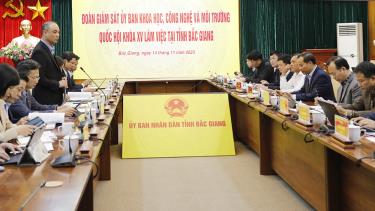 Các đại biểu trao đổi tại buổi giám sát.