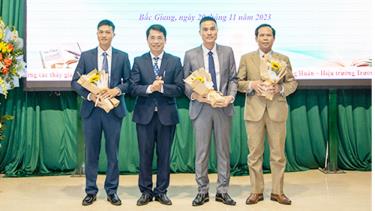 Hiệu trưởng Trường Đại học Nông  - Lâm Bắc Giang tặng hoa chúc mừng các tân phó giáo sư.