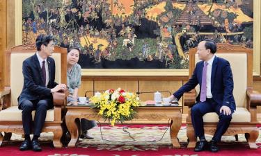 Đồng chí Phạm Văn Thịnh trao đổi với ông Victor Key, Chủ tịch Phòng Thương mại và Công nghiệp Brazil-Việt Nam.