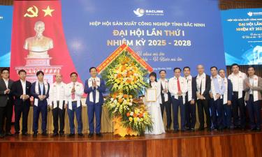 Đồng chí Vương Quốc Tuấn tặng hoa chúc mừng Đại hội.