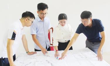 Cán bộ Trung tâm Phát triển quỹ đất tỉnh rà soát diện tích đất ở xã Lương Tài.