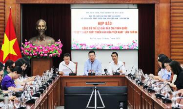 Toàn cảnh buổi họp báo.