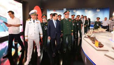 Lãnh đạo Binh đoàn 20 giới thiệu về không gian triển lãm của đơn vị tới Ủy viên Trung ương Đảng, Phó thủ tướng Chính phủ Bùi Thanh Sơn và Thượng tướng Vũ Hải Sản, Ủy viên Trung ương Đảng, Thứ trưởng Bộ Quốc phòng. Ảnh: HOÀNG SƠN