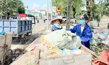 Công nhân Công ty cổ phần Môi trường và Đô thị Lục Ngạn thu gom rác thải trên địa bàn phường Chũ.