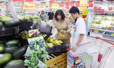 Khách chọn mua hàng tại siêu thị WinMart Bắc Ninh.