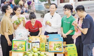 Phó Chủ tịch UBND tỉnh Phạm Văn Thịnh tham dự buổi livestream bán sản phẩm OCOP tại xã Phúc Hòa. Ảnh: Mai Toan.