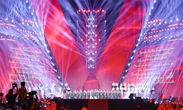 Cả khán đài chung nhịp đập cùng hòa vang bài Tiến quân ca.