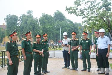 Lãnh đạo Bộ tư lệnh Lăng Chủ tịch Hồ Chí Minh và Binh đoàn 12 cùng các đơn vị trao đổi tại buổi kiểm tra.