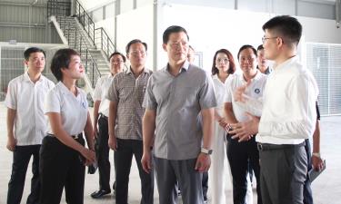 Đồng chí Vương Quốc Tuấn kiểm tra dự án hạ tầng, kho bãi Trung tâm Logistics quốc tế thành phố Bắc Giang.