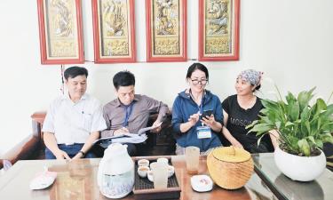 Giám sát viên Trung ương và Ban Chỉ đạo tỉnh giám sát điều tra viên thu thập thông tin tại thôn Phú Dư, xã Gia Bình.