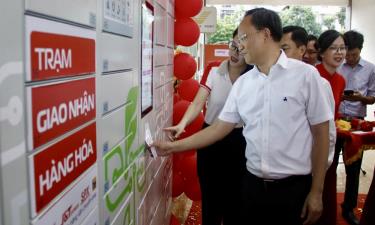 Đồng chí Phạm Văn Thịnh trải nghiệm mô hình giao nhận hàng thông minh Smart Box.