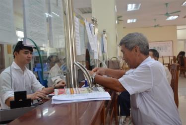 Người dân đến làm các thủ tục hành chính tại Trung tâm phục vụ hành chính công xã Tam Dương, tỉnh Phú Thọ.