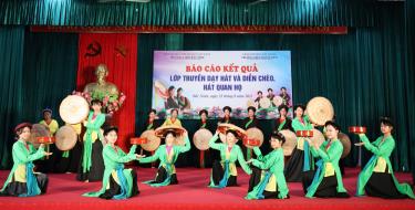 Các em học sinh biểu diễn làn điệu quan họ 