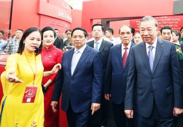 Tổng Bí thư Tô Lâm, Thủ tướng Phạm Minh Chính cùng các đồng chí lãnh đạo, nguyên lãnh đạo Đảng, Nhà nước tham quan triển lãm.