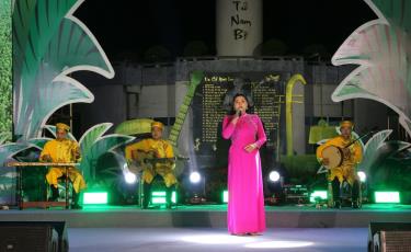 Phần thi diễn của đội Đờn ca tài tử tỉnh Cà Mau 1. Ảnh: Tuấn Kiệt/TTXVN