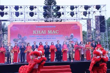 Ông Phạm Quang Ngọc Chủ tịch UBND tỉnh Hưng Yên cùng lãnh đạo tỉnh, lãnh đạo Sở Văn hóa, Thể thao và Du lịch, lãnh đạo các sở, ban, ngành cắt băng khai mạc.