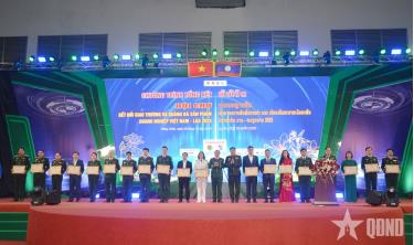 Trao Bằng khen của Bộ trưởng Bộ Quốc phòng Việt Nam tặng các tập thể có thành tích xuất sắc trong tổ chức và tham gia hội chợ.