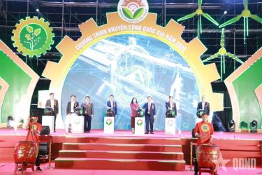 Các đại biểu thực hiện nghi thức khai mạc Hội chợ triển lãm Hàng công nghiệp nông thôn năm 2025.