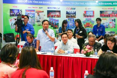 Nhà báo Hoàng Ngọc Sỹ - Phó Chủ tịch thường trực Hội Nhà báo tỉnh Quảng Trị phát biểu tại tọa đàm “Đào tạo và bồi dưỡng nghiệp vụ báo chí theo nhu cầu hiện nay”.